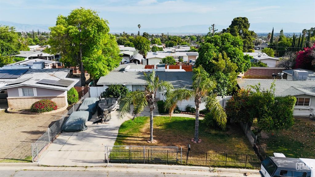 Photo of 925 Radcliffe Avenue, Bakersfield, CA 93305 (MLS # 202600850)