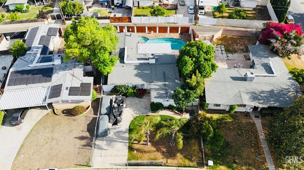 Photo of 925 Radcliffe Avenue, Bakersfield, CA 93305 (MLS # 202600850)