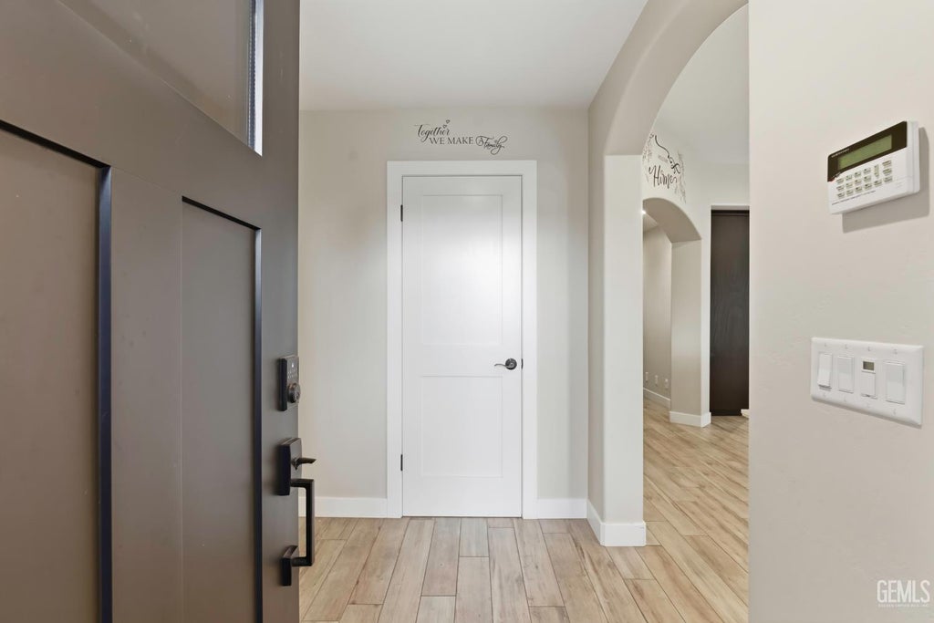 Photo of 5818 Clear Valley Court, Bakersfield, CA 93313 (MLS # 202602814)