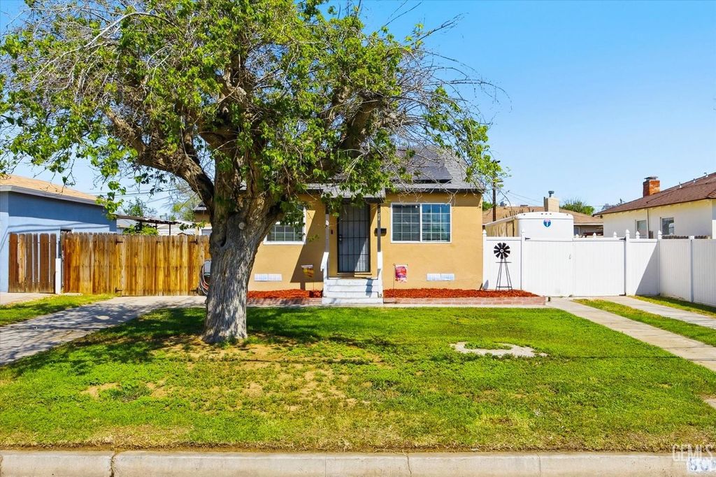 Photo of 804 Ann Arbor Drive, Bakersfield, CA 93308 (MLS # 202603168)