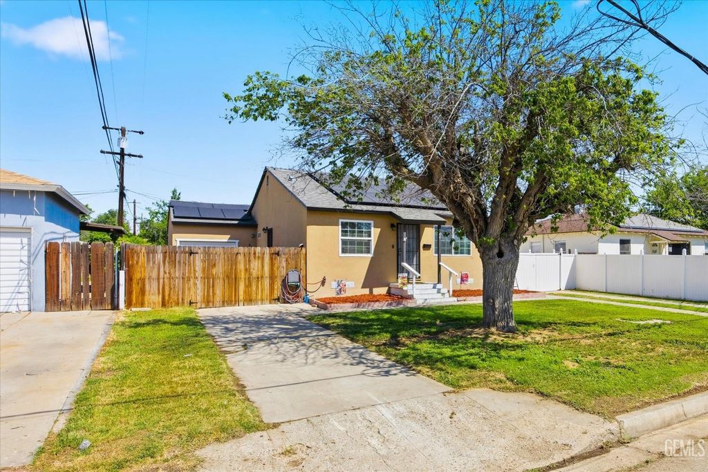 Photo of 804 Ann Arbor Drive, Bakersfield, CA 93308 (MLS # 202603168)
