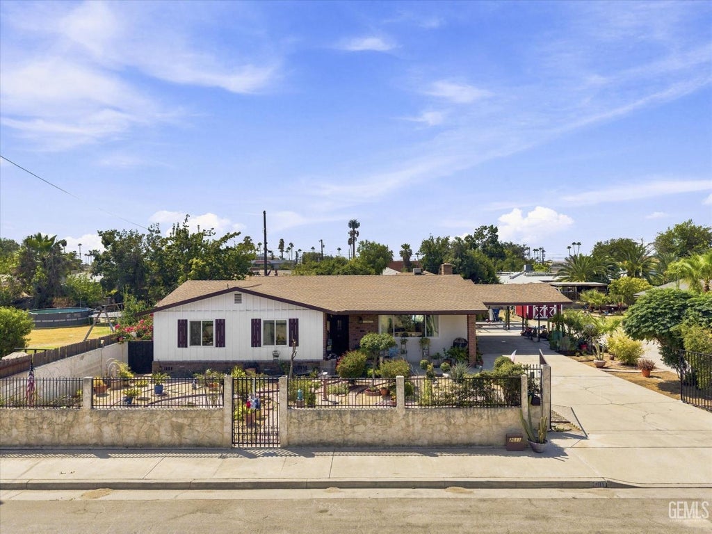 Photo of 2611 Radiance Drive, Bakersfield, CA 93304 (MLS # 202608638)