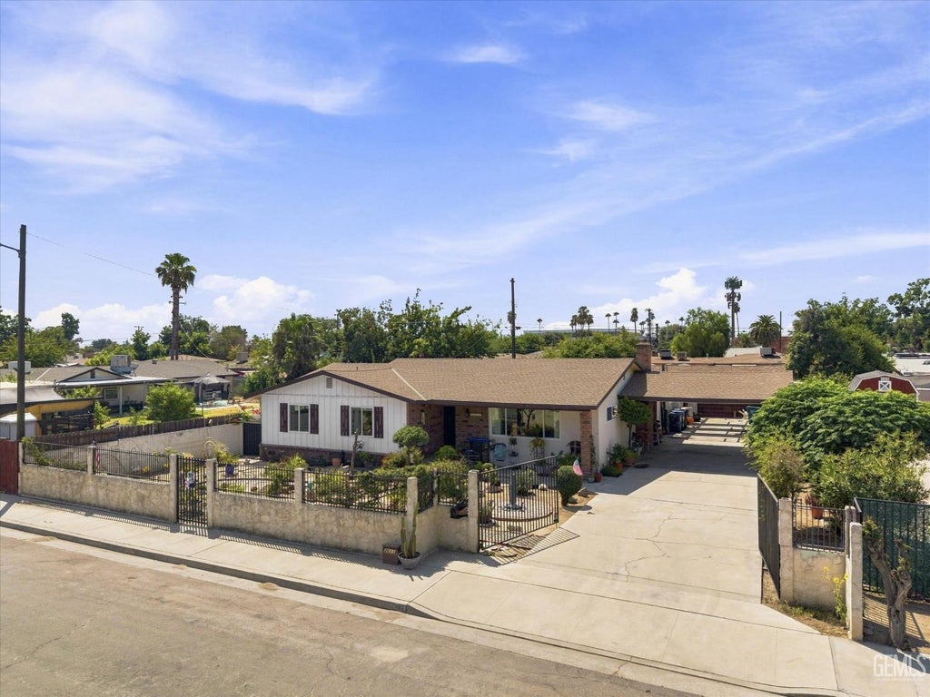 Photo of 2611 Radiance Drive, Bakersfield, CA 93304 (MLS # 202608638)