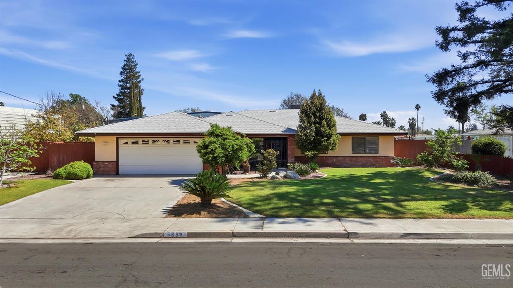 Photo of 5984 Oakhaven Street, Bakersfield, CA 93308 (MLS # 202602984)