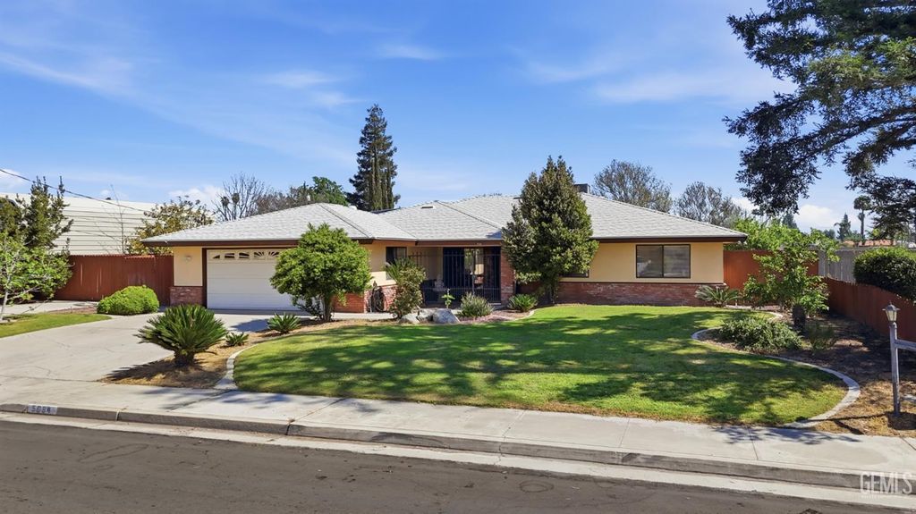 Photo of 5984 Oakhaven Street, Bakersfield, CA 93308 (MLS # 202602984)