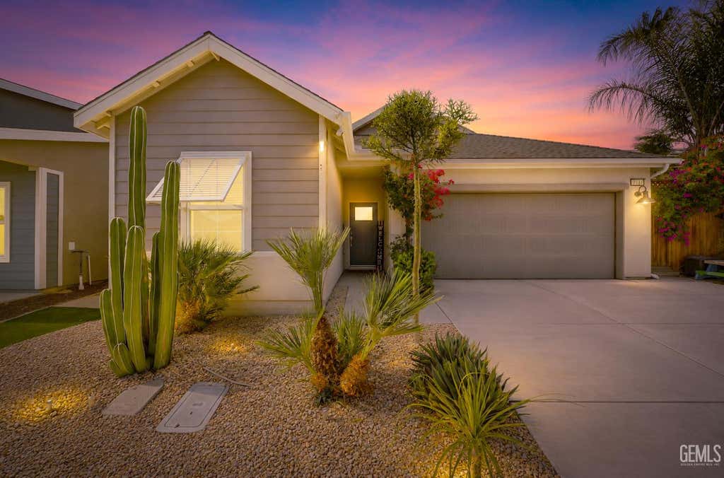 Photo of 9716 Cobble Creek Drive, Shafter, CA 93263 (MLS # 202608713)