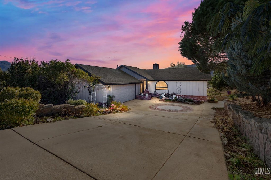 Photo of 20220 Bald Mountain Drive, Tehachapi, CA 93561 (MLS # 202511716)