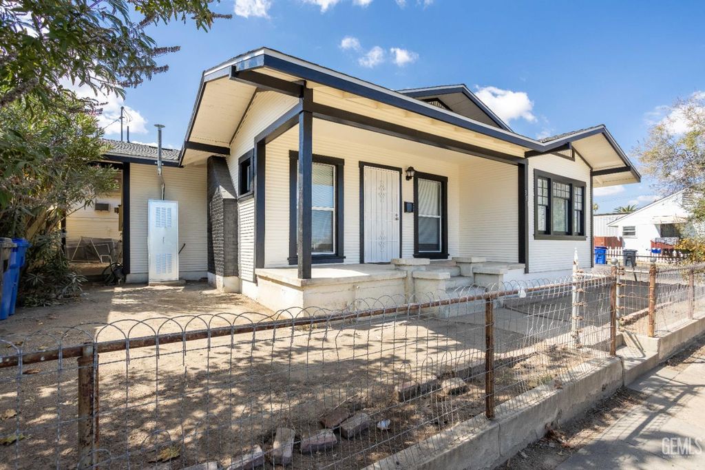 Photo of 331 San Emidio Street, Taft, CA 93268 (MLS # 202510602)