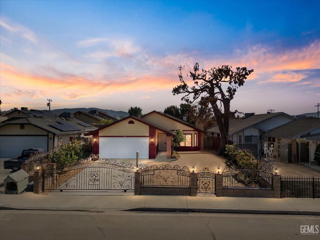Photo of 813 Orangewood Street, Bakersfield, CA 93306 (MLS # 202510987)