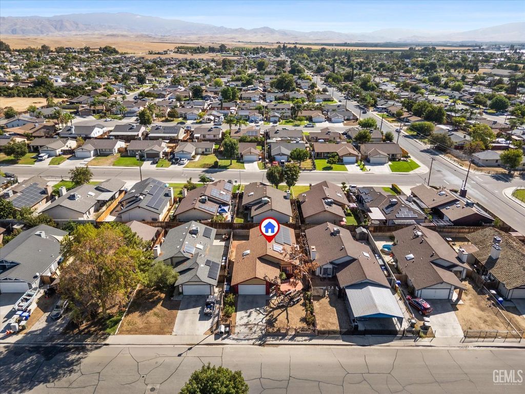 Photo of 813 Orangewood Street, Bakersfield, CA 93306 (MLS # 202510987)