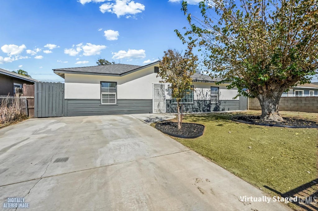 Photo of 428 Sperry Street, Bakersfield, CA 93307 (MLS # 202610632)