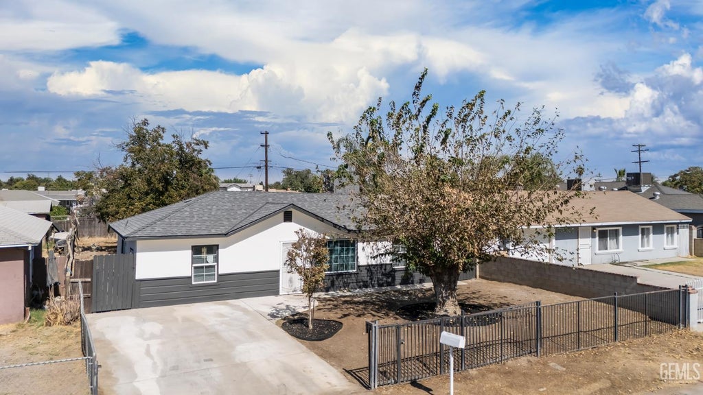 Photo of 428 Sperry Street, Bakersfield, CA 93307 (MLS # 202610632)