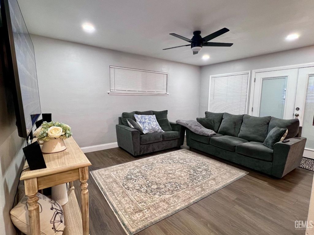 Photo of 927 University Avenue, Bakersfield, CA 93305 (MLS # 202600932)