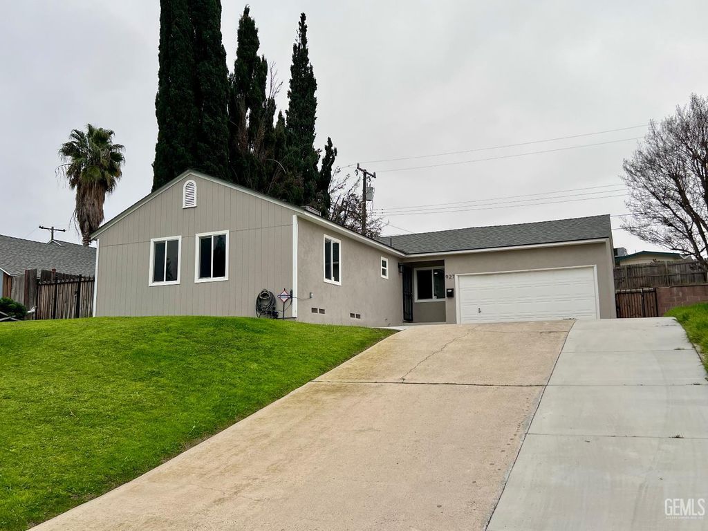 Photo of 927 University Avenue, Bakersfield, CA 93305 (MLS # 202600932)