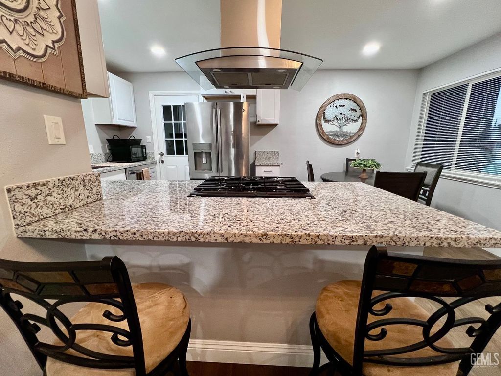 Photo of 927 University Avenue, Bakersfield, CA 93305 (MLS # 202600932)