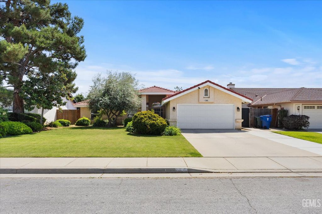 Photo of 10009 Vanessa Avenue, Bakersfield, CA 93312 (MLS # 202604150)