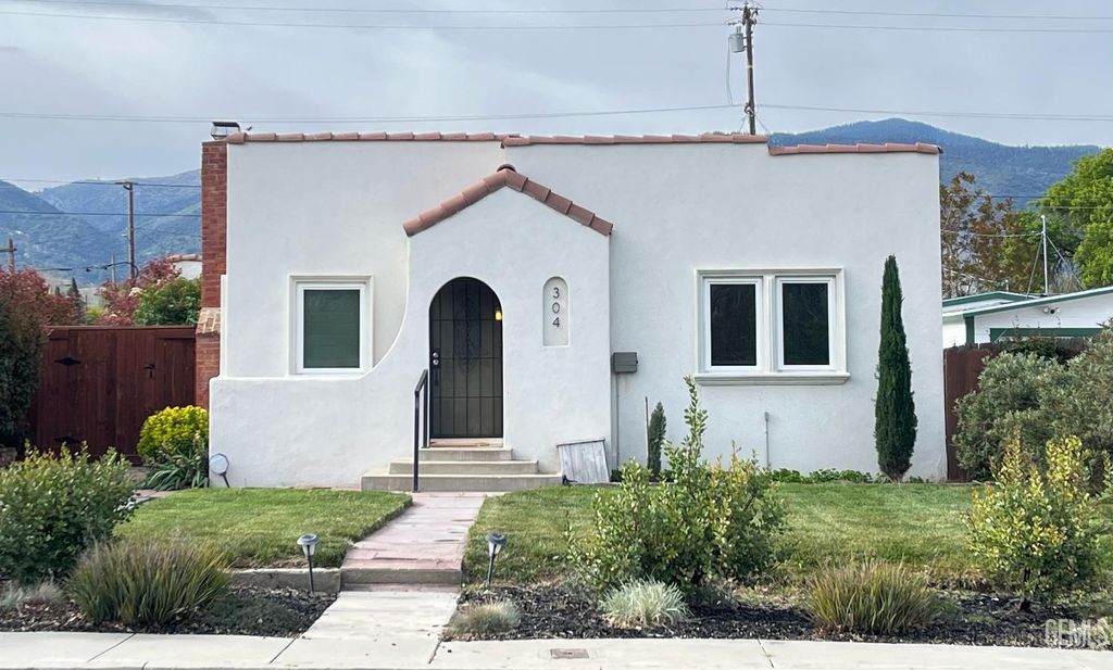 Photo of 304 W D Street, Tehachapi, CA 93561 (MLS # 202604118)