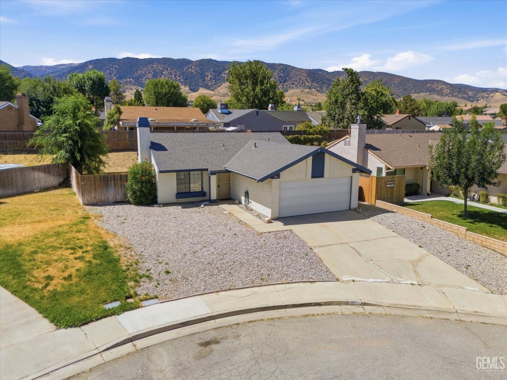 Photo of 206 Meadowbrook Court, Tehachapi, CA 93561 (MLS # 202608976)