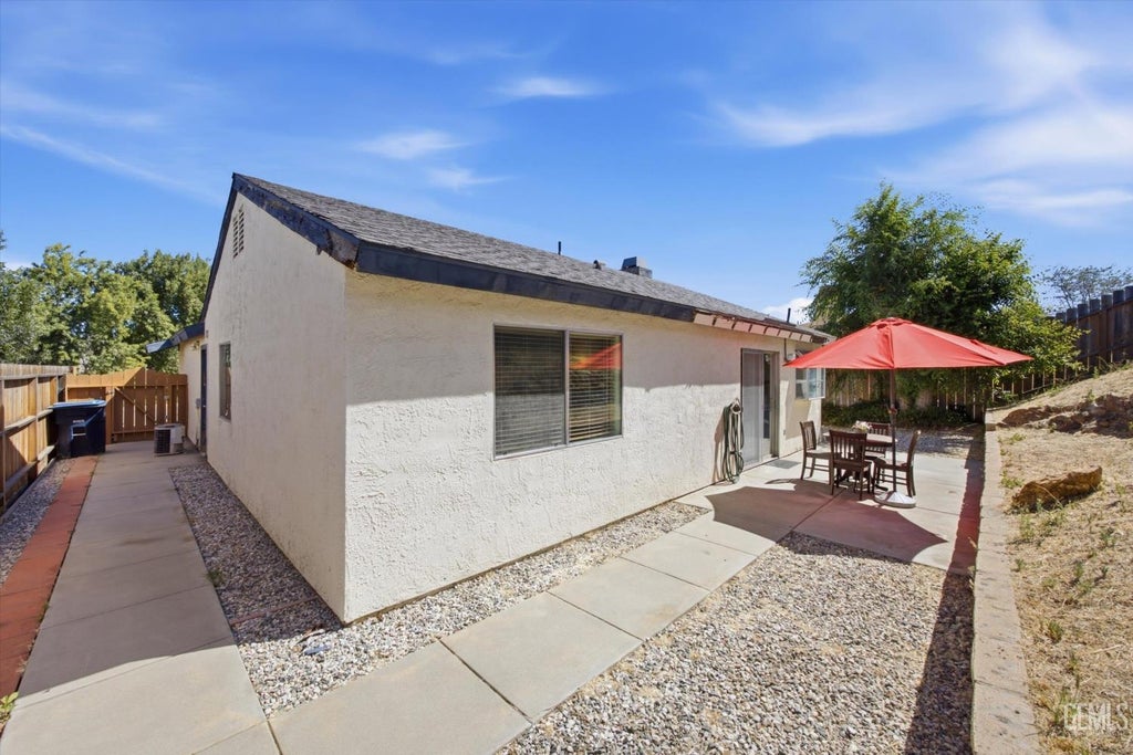 Photo of 206 Meadowbrook Court, Tehachapi, CA 93561 (MLS # 202608976)