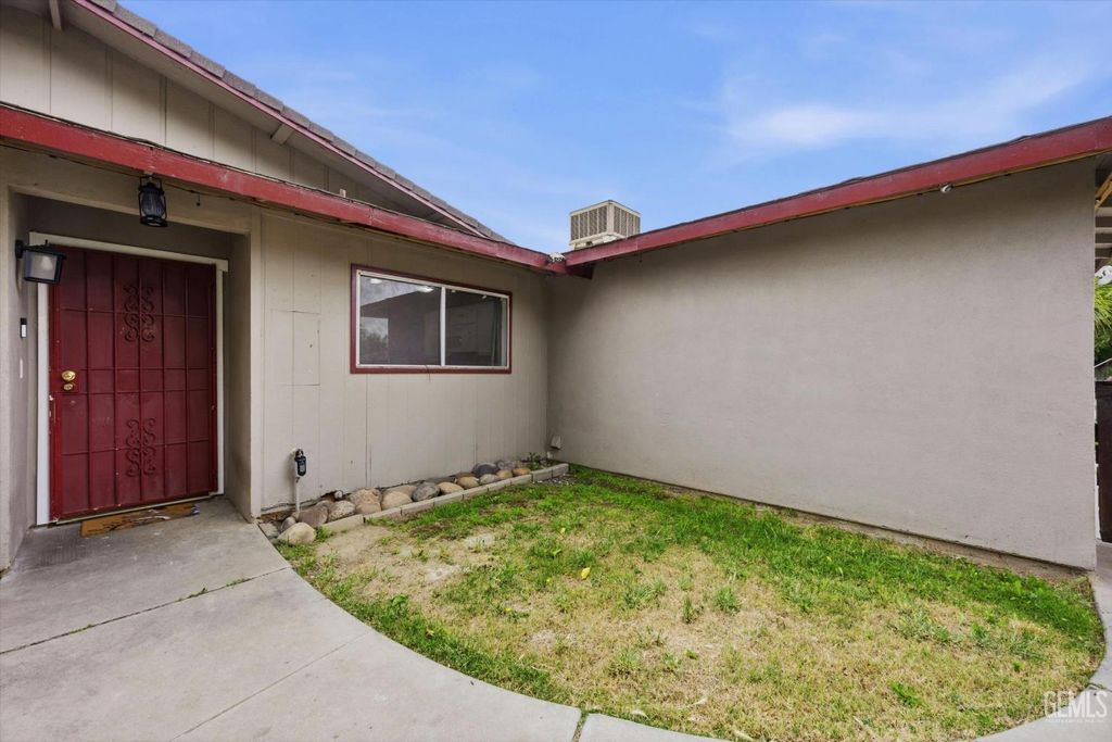 Photo of 1205 McKinley Avenue, Bakersfield, CA 93308 (MLS # 202604938)