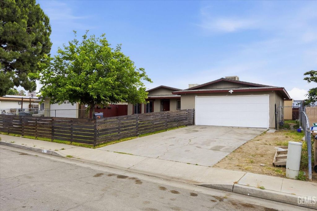 Photo of 1205 McKinley Avenue, Bakersfield, CA 93308 (MLS # 202604938)