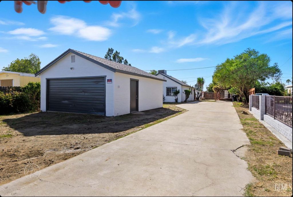Photo of 125 P Street, Bakersfield, CA 93304 (MLS # 202511409)