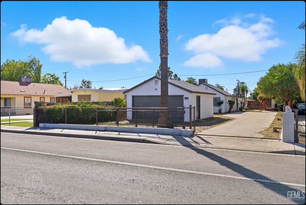 Photo of 125 P Street, Bakersfield, CA 93304 (MLS # 202511409)