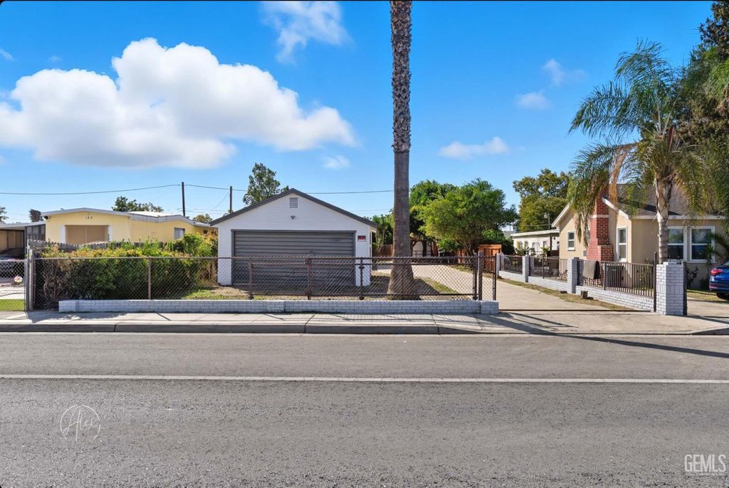 Photo of 125 P Street, Bakersfield, CA 93304 (MLS # 202511409)