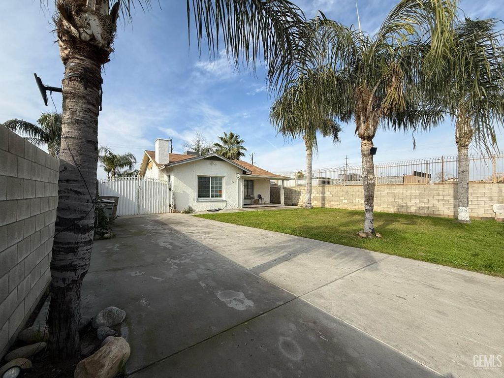 Photo of 104 S Kincaid Street, Bakersfield, CA 93307 (MLS # 202601233)