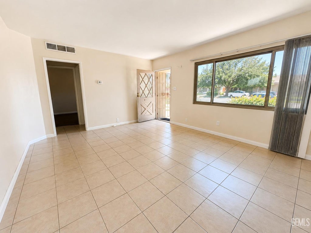 Photo of 2908 Idaho Street, Bakersfield, CA 93305 (MLS # 202609913)