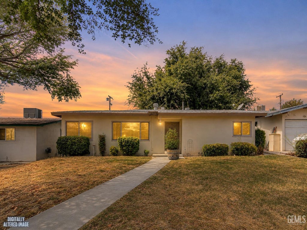 Photo of 2908 Idaho Street, Bakersfield, CA 93305 (MLS # 202609913)