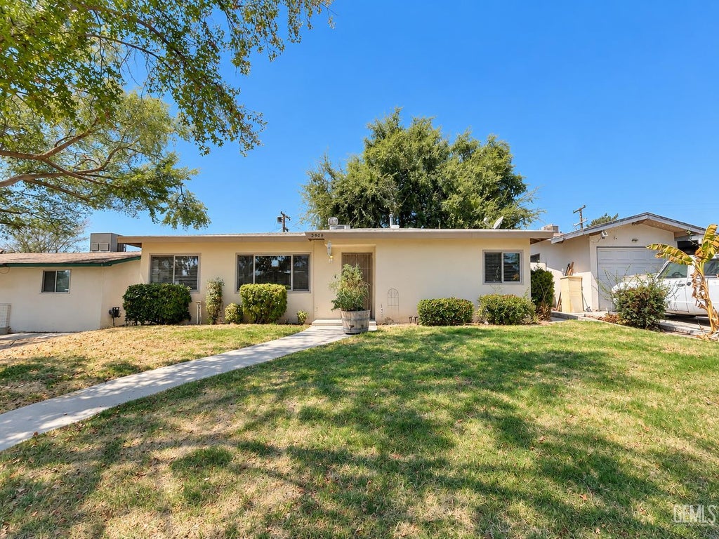 Photo of 2908 Idaho Street, Bakersfield, CA 93305 (MLS # 202609913)