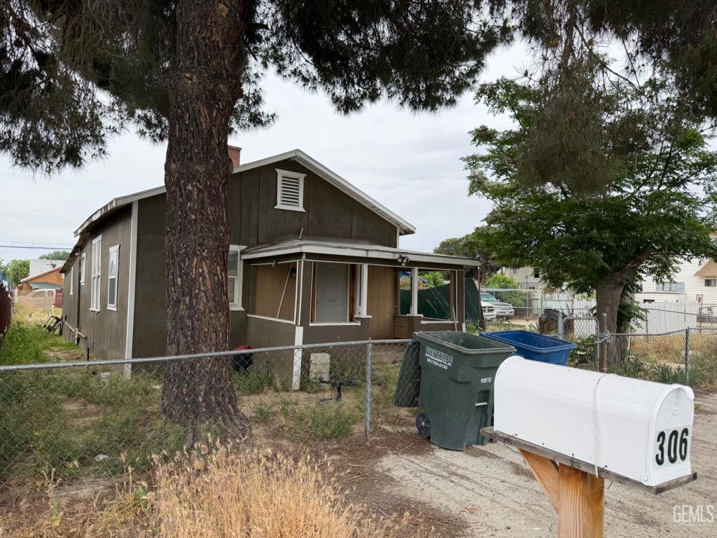 Photo of 306 Buchanan Street, Taft, CA 93268 (MLS # 202603440)