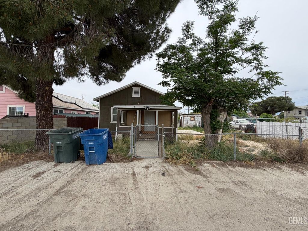 Photo of 306 Buchanan Street, Taft, CA 93268 (MLS # 202603440)