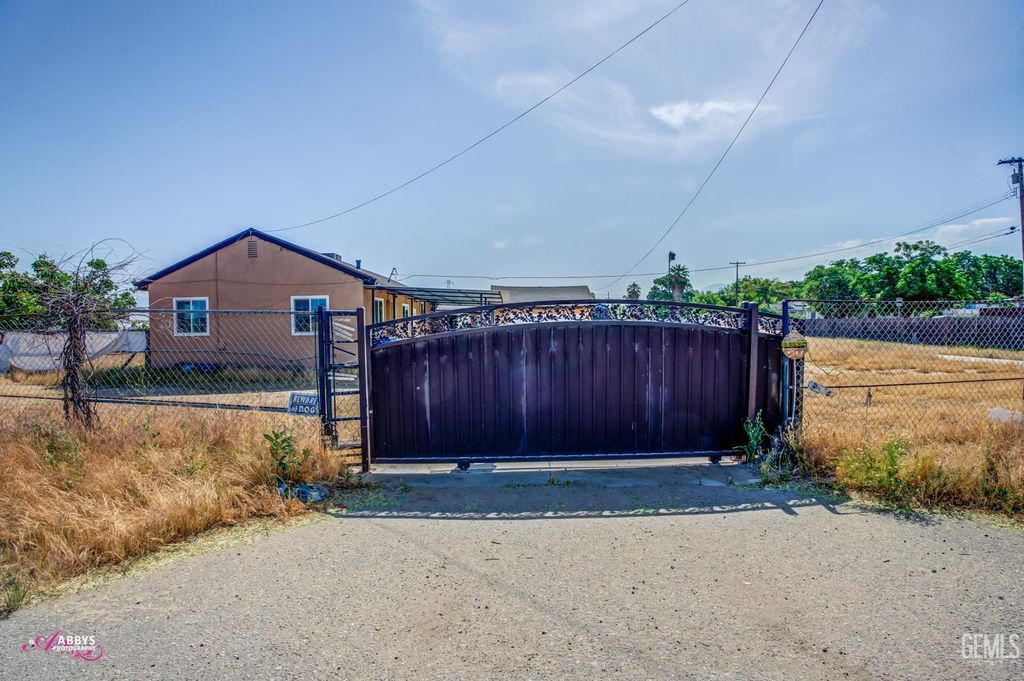 Photo of 5915 Weedpatch Highway, Bakersfield, CA 93307 (MLS # 202600867)