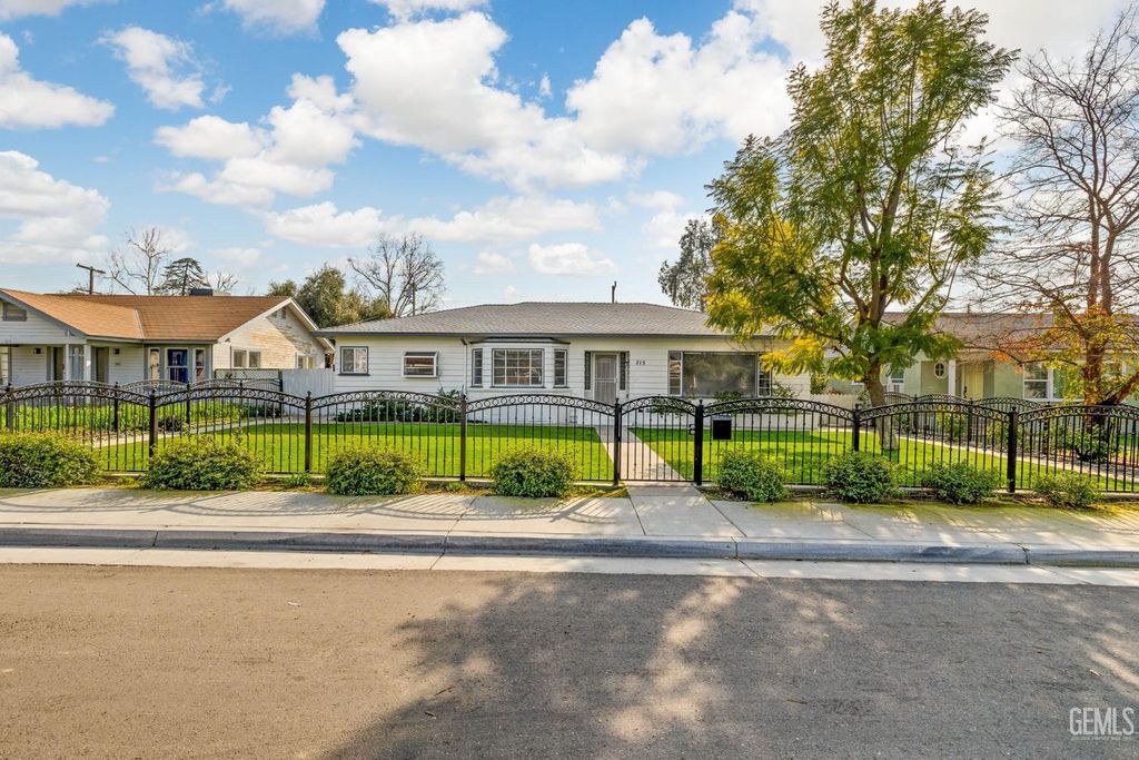 Photo of 215 Jefferson Street, Bakersfield, CA 93305 (MLS # 202601115)
