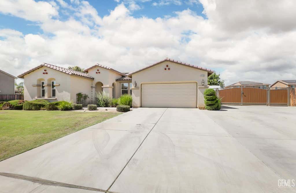 Photo of 15538 Quintero Place, Bakersfield, CA 93314 (MLS # 202607499)