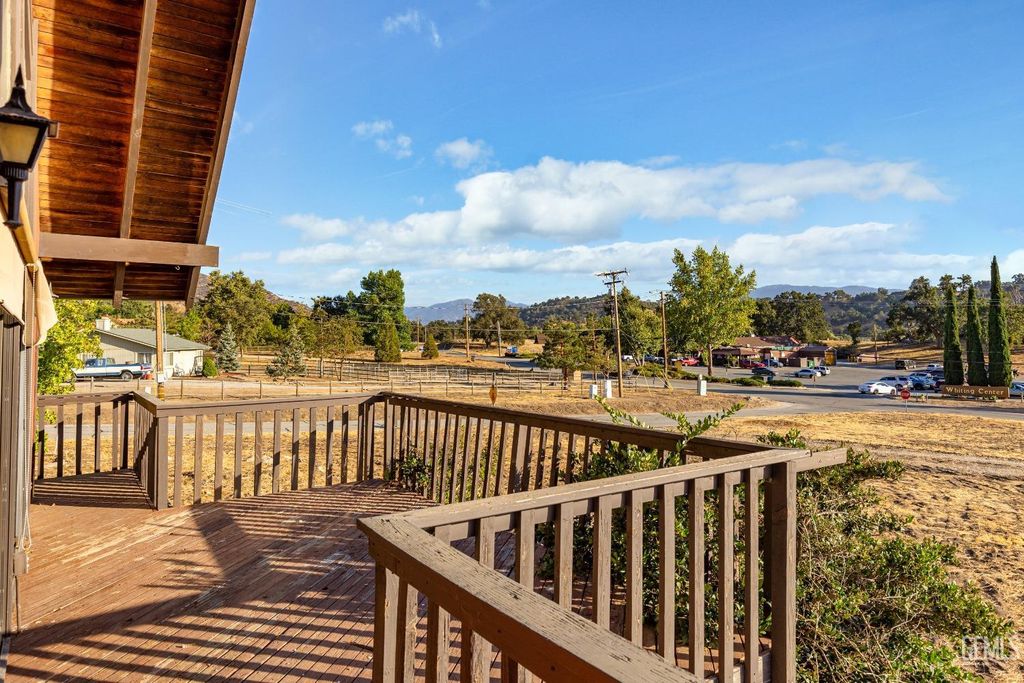 Photo of 23941 Jacaranda Drive, Tehachapi, CA 93561 (MLS # 202510174)