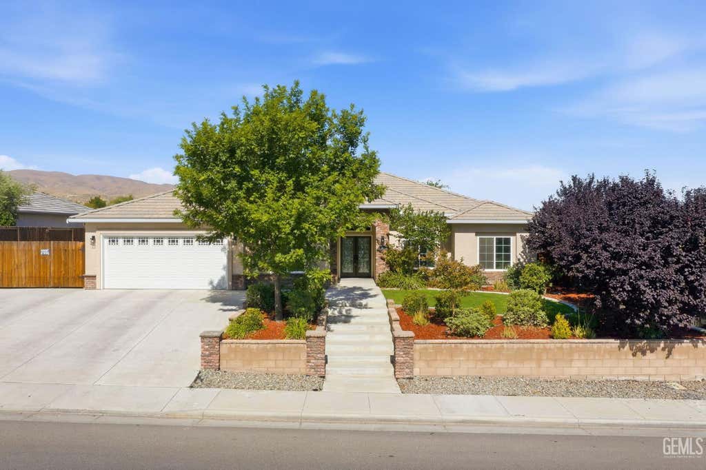 Photo of 405 Hillard Street, Taft, CA 93268 (MLS # 202607822)