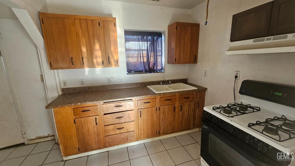 Photo of 434 Francis Street, Bakersfield, CA 93308 (MLS # 202608077)