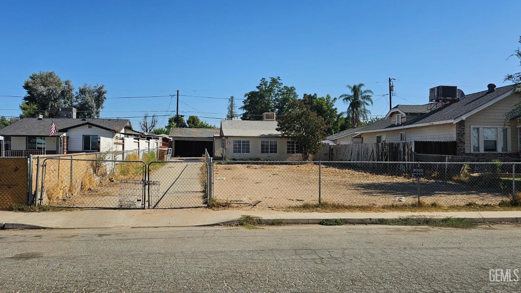 Photo of 434 Francis Street, Bakersfield, CA 93308 (MLS # 202608077)