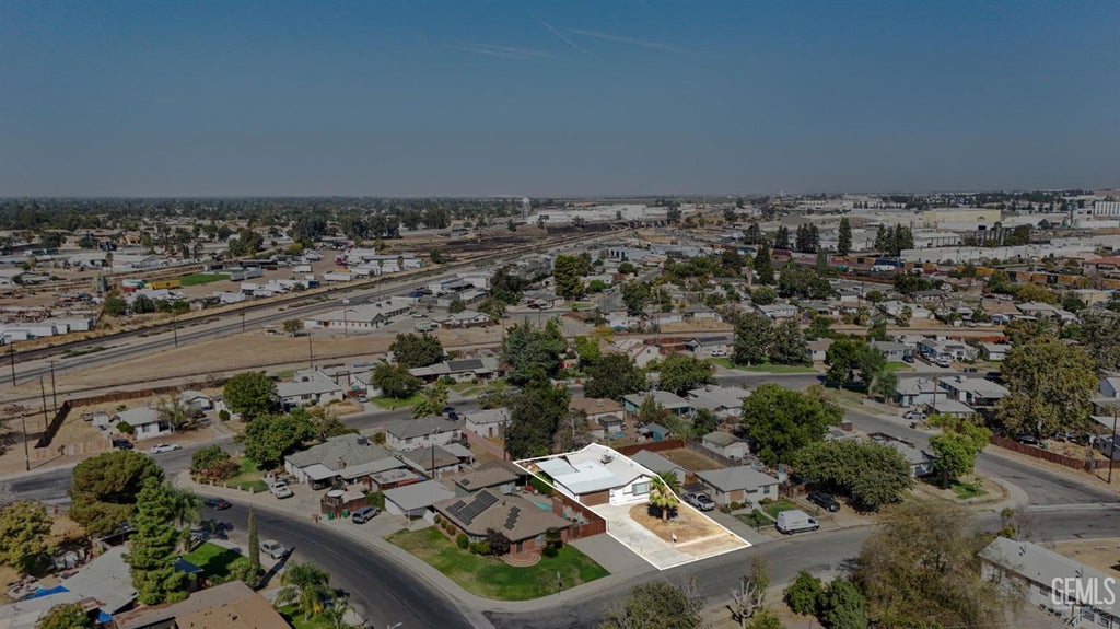 Photo of 1406 El Tejon Avenue, Bakersfield, CA 93308 (MLS # 202609803)