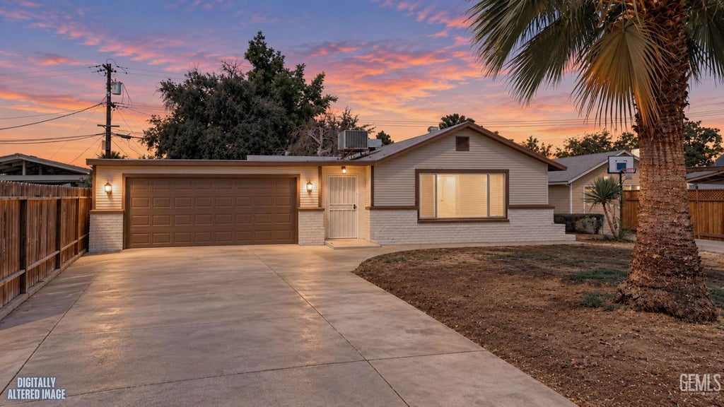 Photo of 1406 El Tejon Avenue, Bakersfield, CA 93308 (MLS # 202609803)