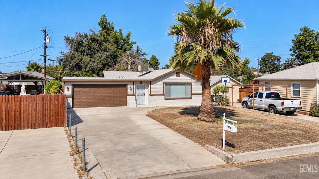 Photo of 1406 El Tejon Avenue, Bakersfield, CA 93308 (MLS # 202609803)