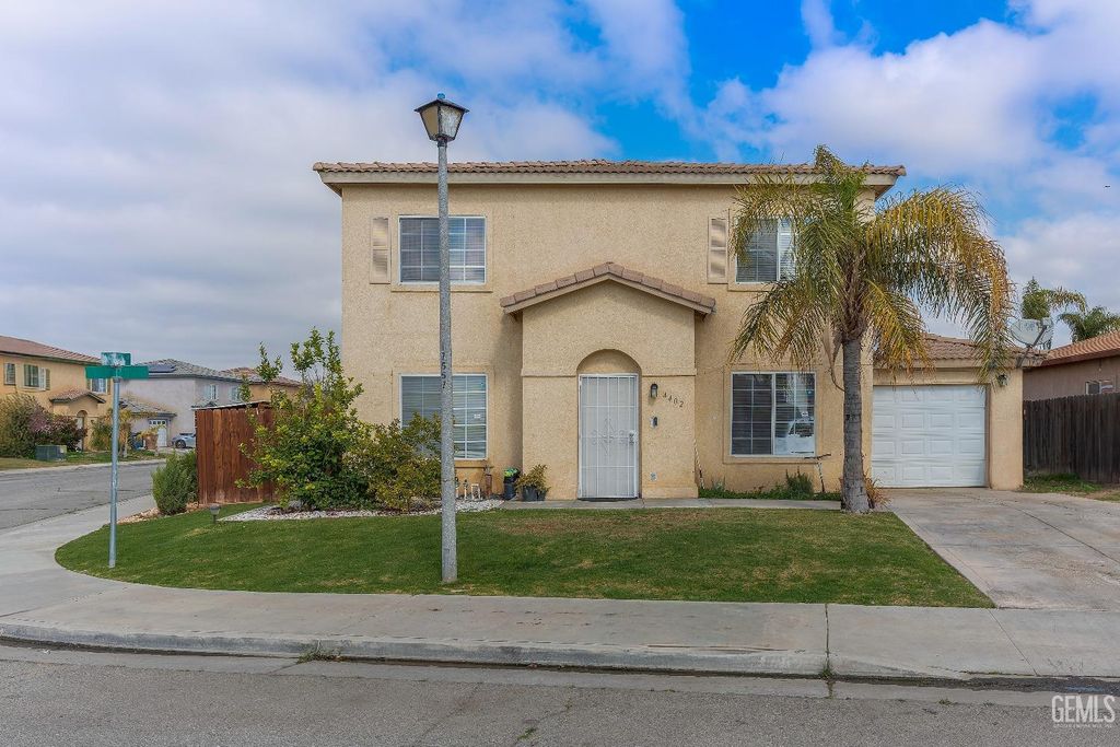 Photo of 4402 Valpariso Way, Bakersfield, CA 93307 (MLS # 202511002)