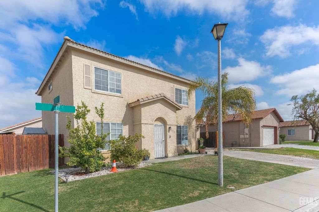 Photo of 4402 Valpariso Way, Bakersfield, CA 93307 (MLS # 202511002)