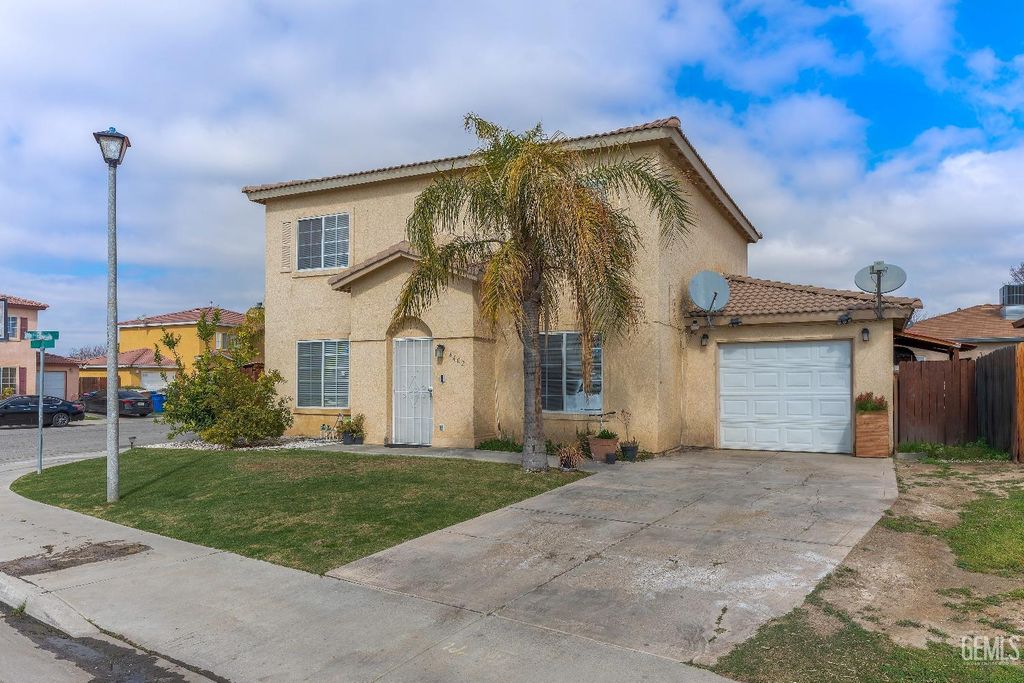 Photo of 4402 Valpariso Way, Bakersfield, CA 93307 (MLS # 202511002)