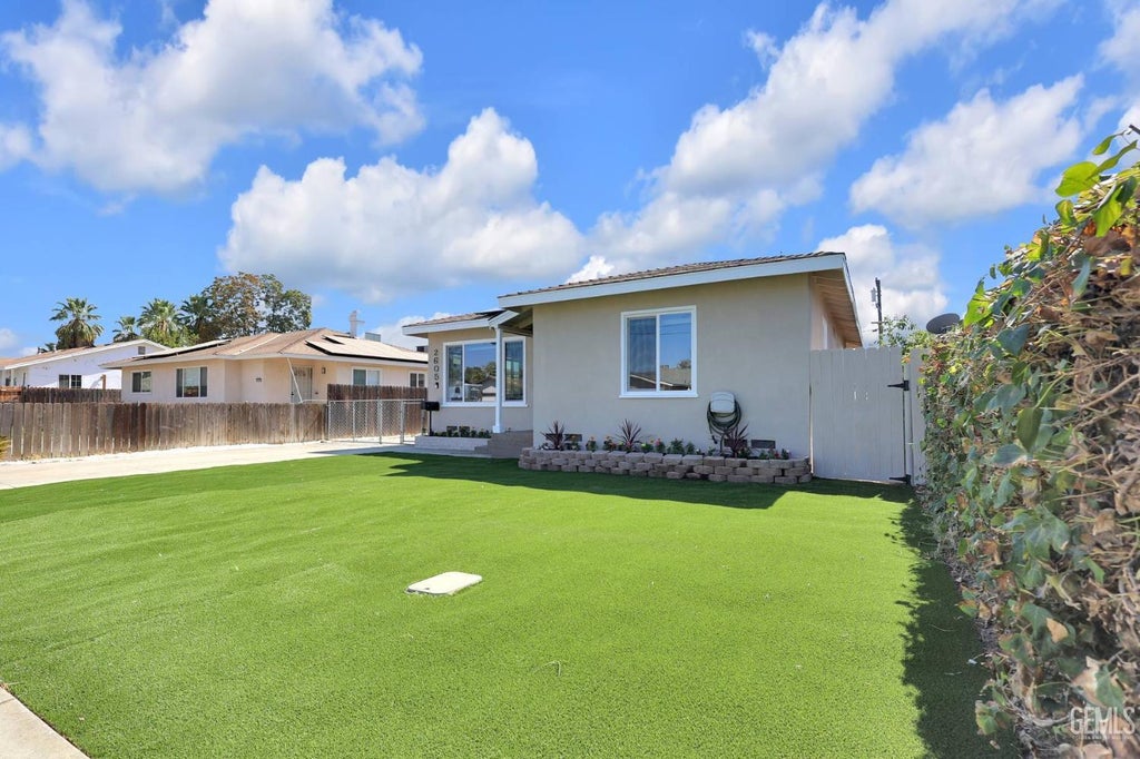 Photo of 2605 Cleveland Way, Bakersfield, CA 93304 (MLS # 202610248)