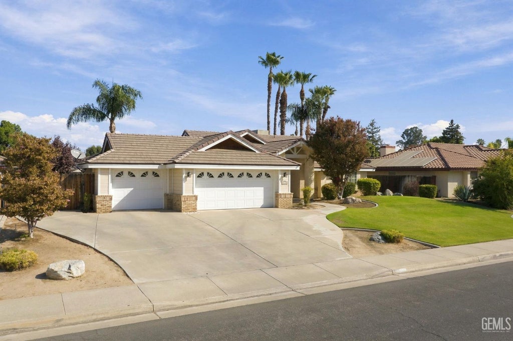 Photo of 14608 Orchard Crest Avenue, Bakersfield, CA 93314 (MLS # 202610122)