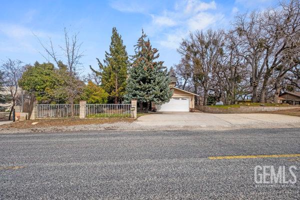 Photo of 18260 Alps Drive, Tehachapi, CA 93561 (MLS # 202609686)